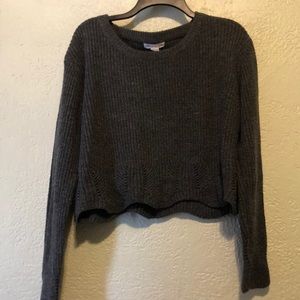 Grey knitted sweater cropped with waves